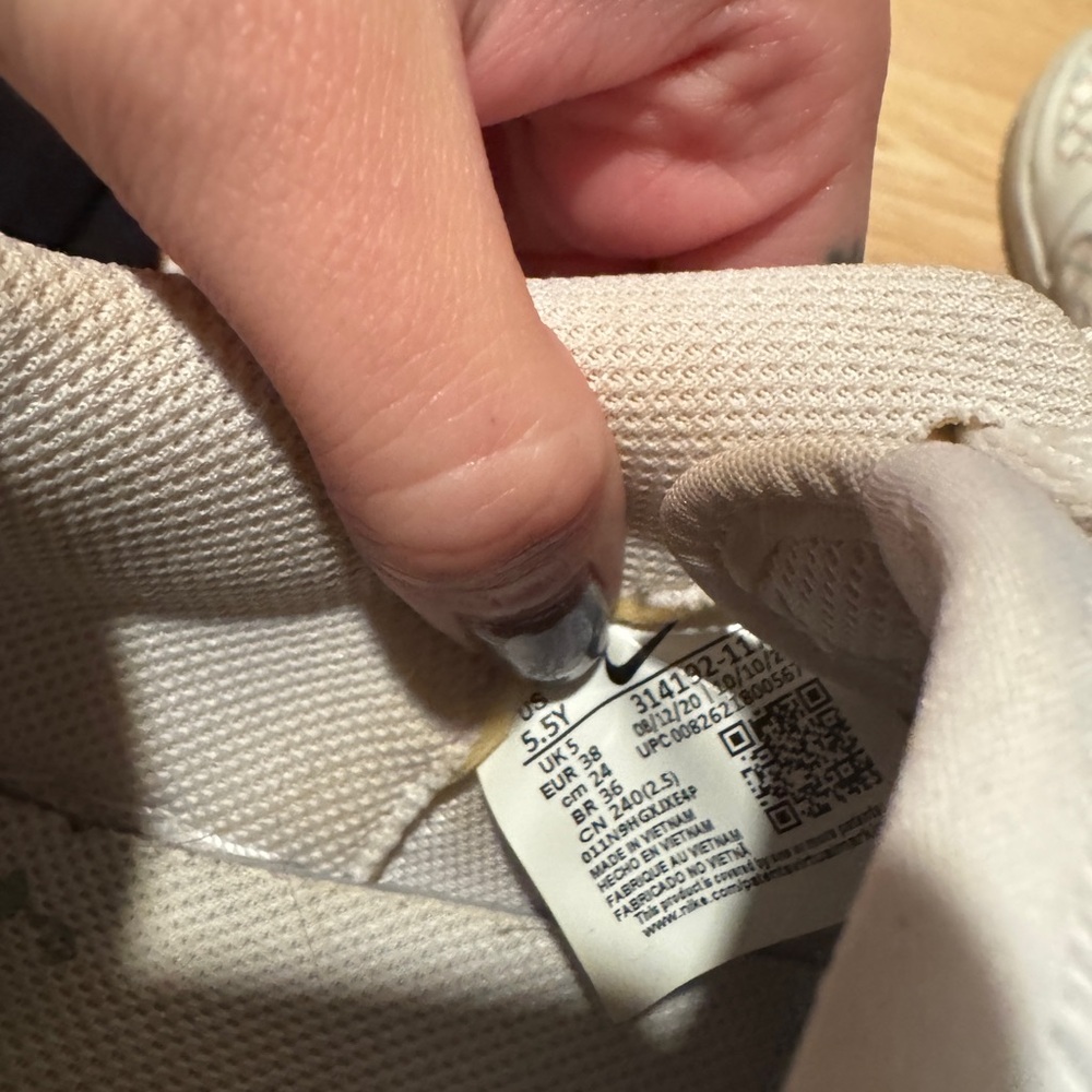 White Sneakers With Multicolor Pattern - image 8